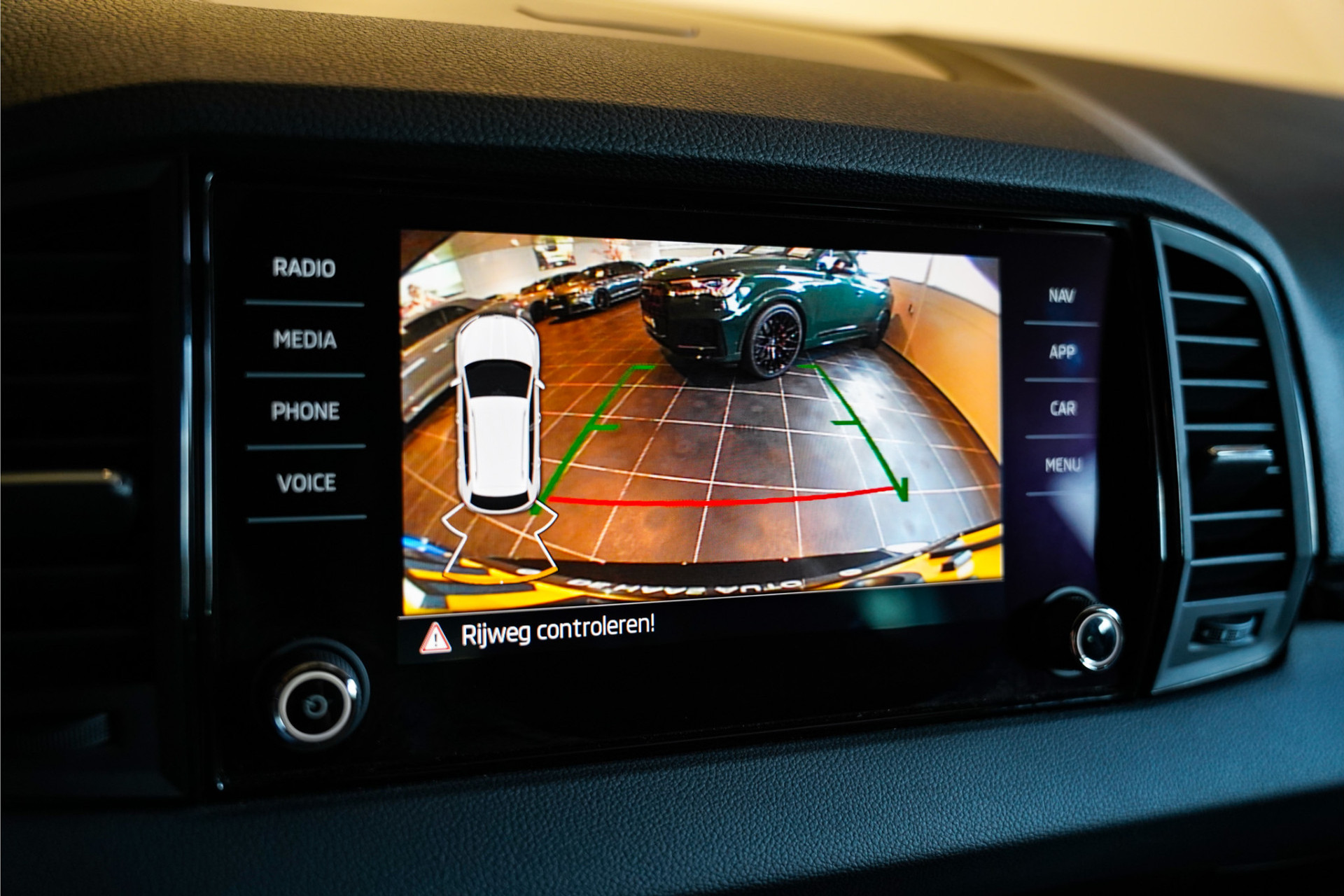 Škoda Karoq 1.5 TSI Sportline|19 inch|Camera|Apple carplay 45787093-4.jpg | De Haas Auto