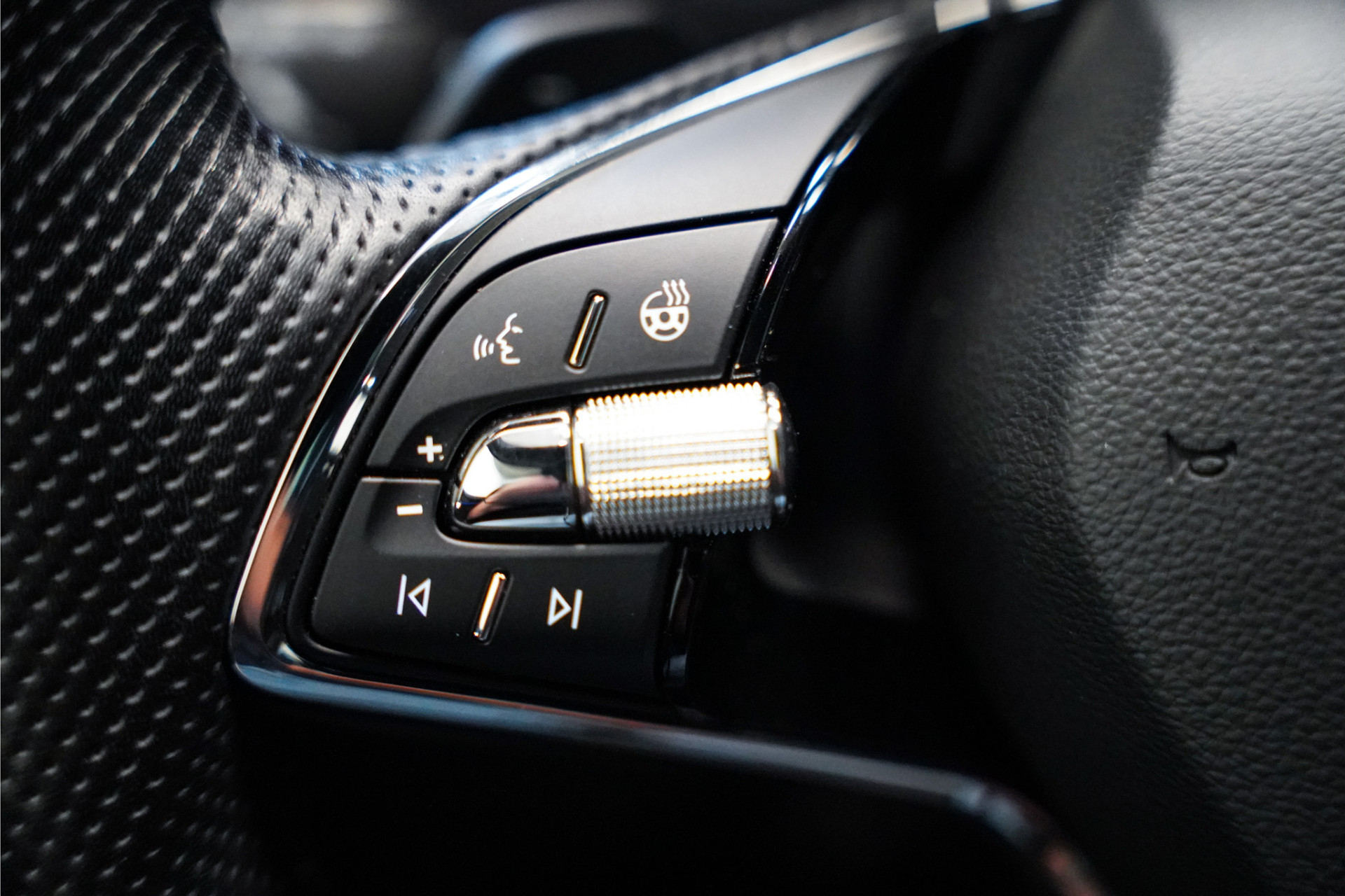 Škoda Karoq 1.5 TSI Sportline|19 inch|Apple car play|Stoelverwarming 45911910-11.jpg | De Haas Auto