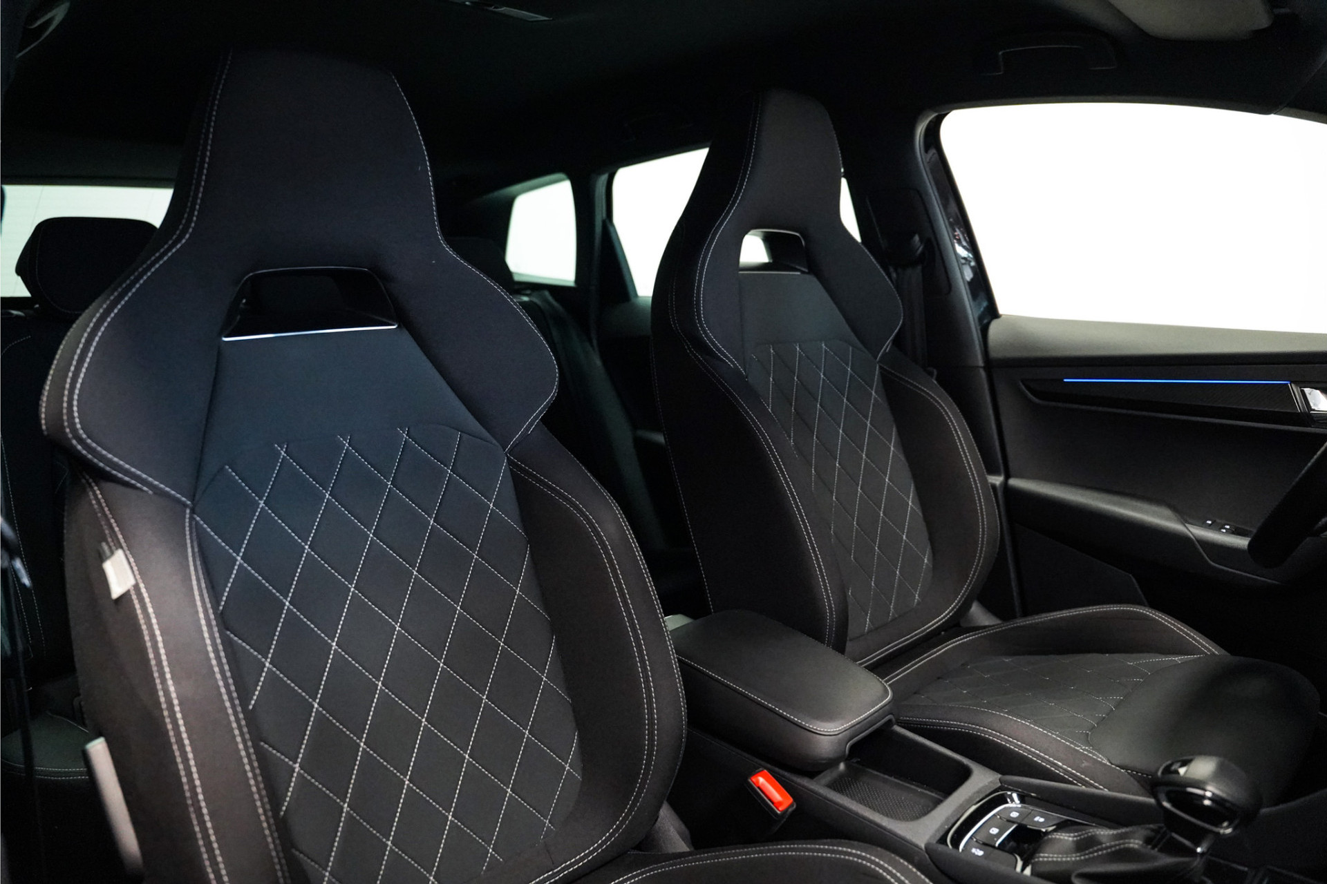 Škoda Karoq 1.5 TSI Sportline|19 inch|Apple car play|Stoelverwarming 45911910-8.jpg | De Haas Auto