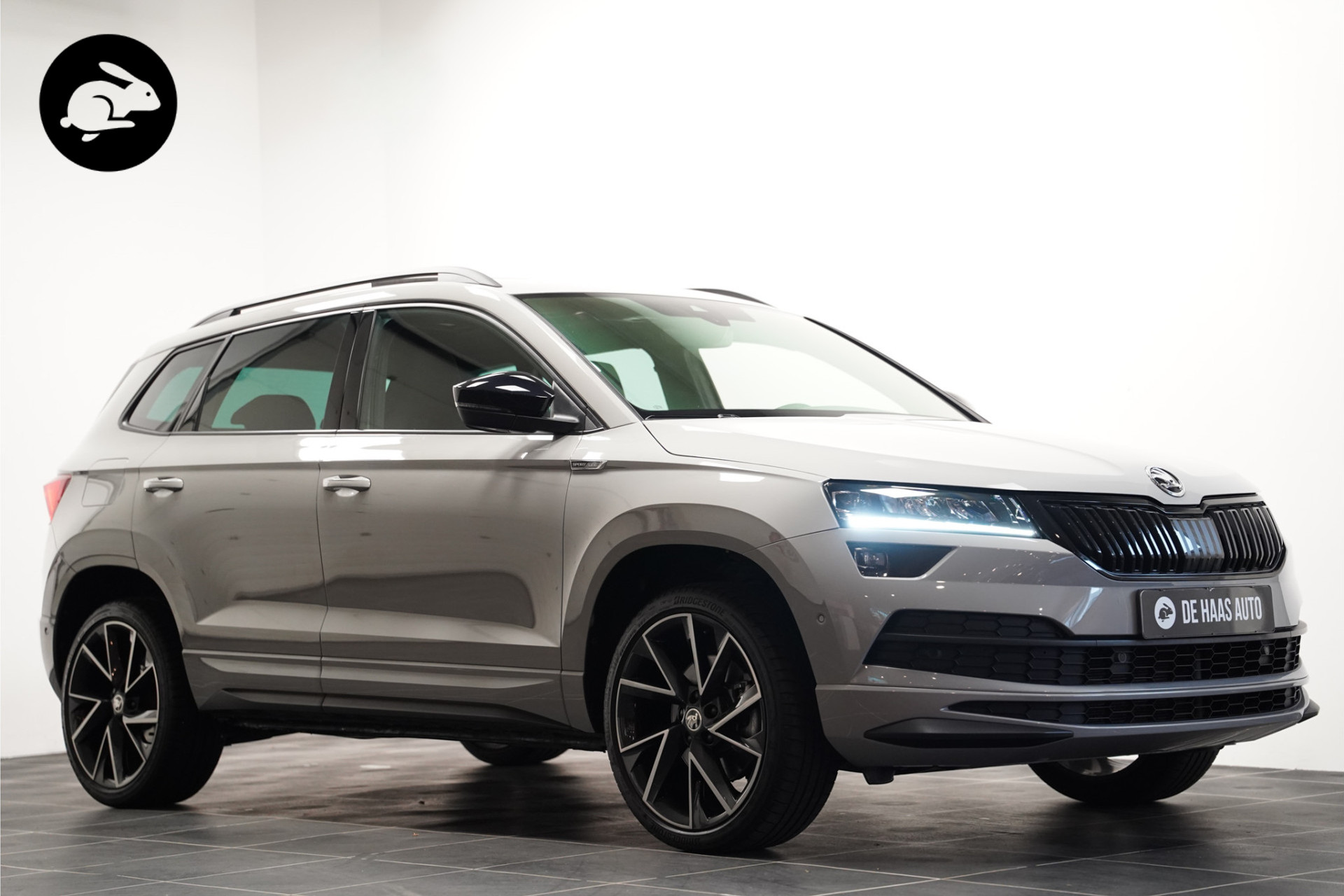 Škoda Karoq 1.5 TSI Sportline/Steel grey/Pano dak/19 inch 47347567-0.jpg | De Haas Auto