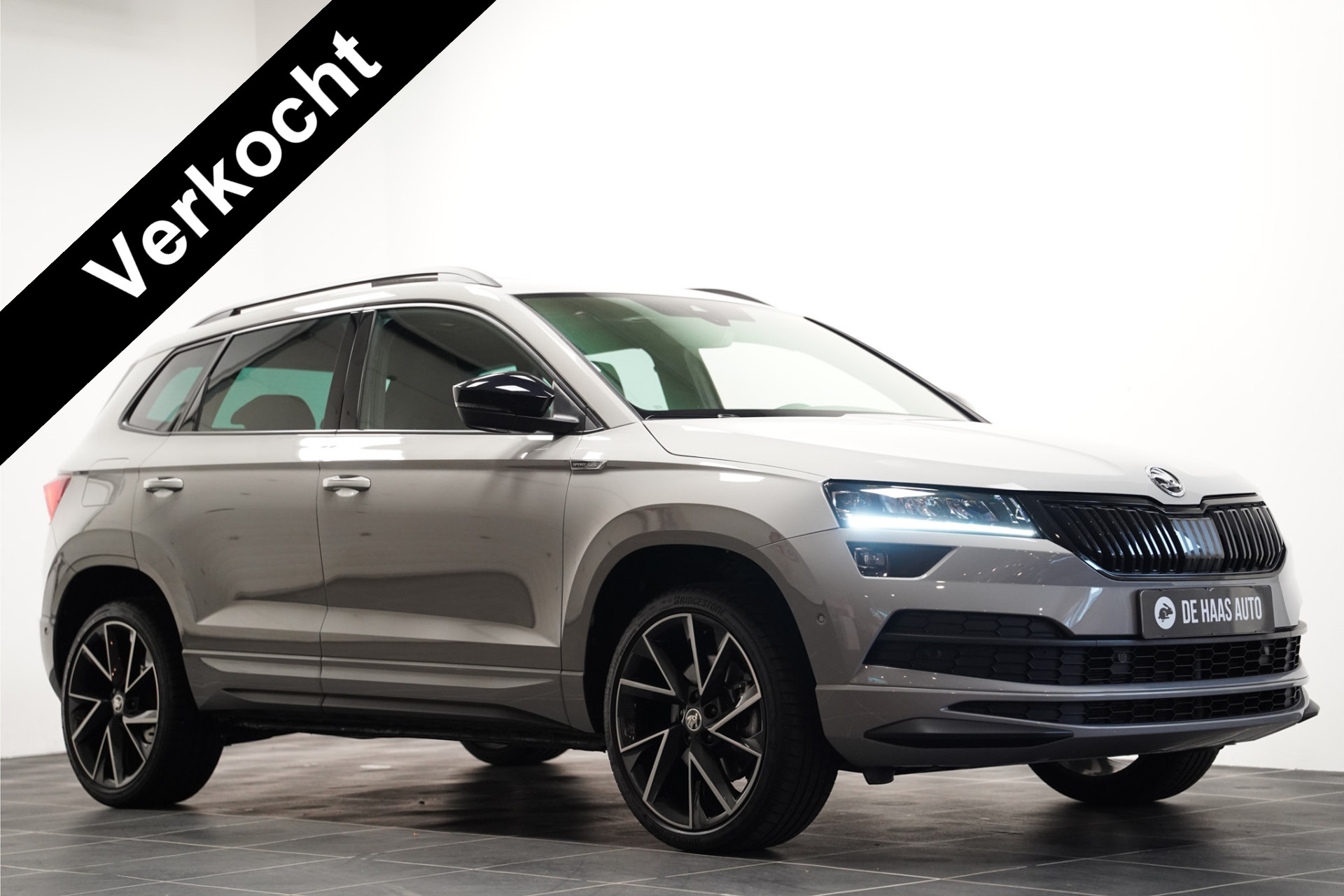 Škoda Karoq 1.5 TSI Sportline/Steel grey/Pano dak/19 inch 47347567-0.jpg | De Haas Auto