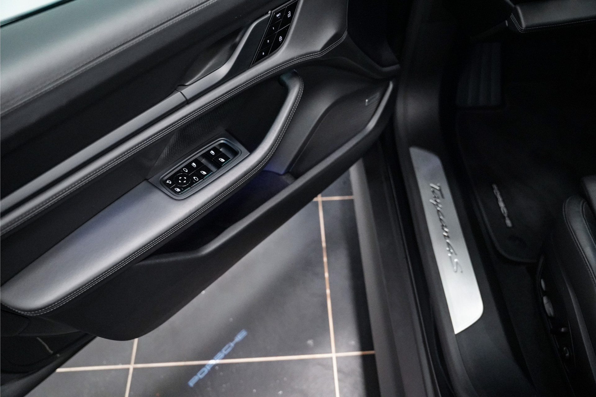 Porsche Taycan VERKOCHT 48377339-9.jpg | De Haas Auto