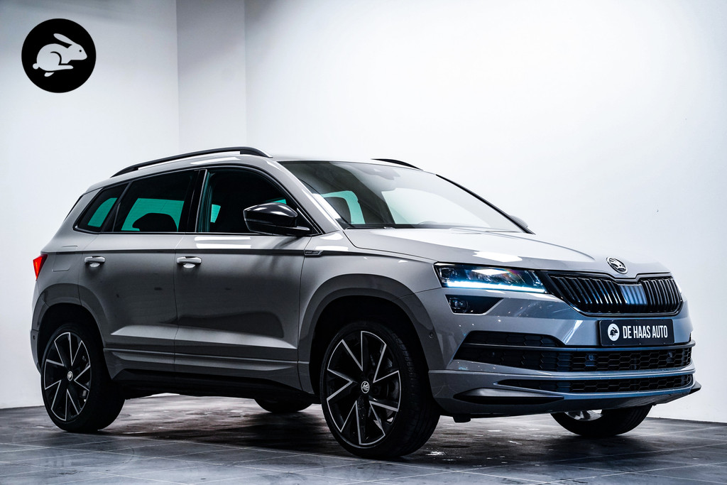 Škoda Karoq 1.5 TSI Sportline|Steel grey|Trekhaak|19 inch|Camera 51586322-0.jpg | De Haas Auto