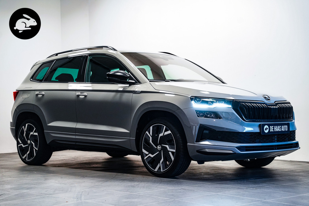 Škoda Karoq 1.5 TSI Sportline|Steel grey|Pano dak|Trekhaak|Camera 52643371-0.jpg | De Haas Auto