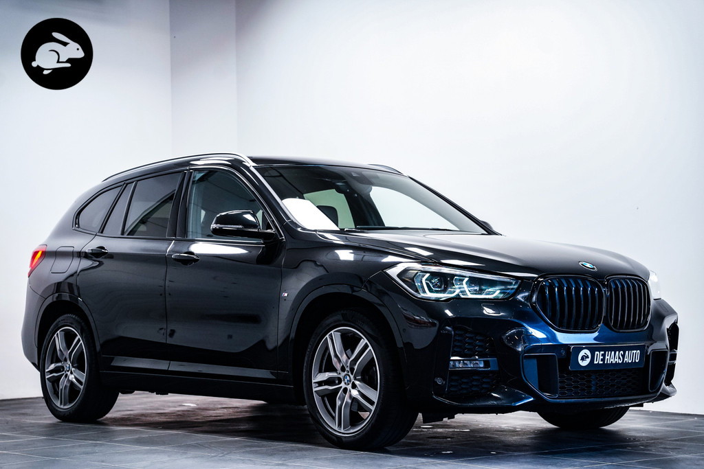 BMW X1 sDrive18i M Sport Black ed|Trekhaak|Camera|Head up|Navi 54524232-0.jpg | De Haas Auto