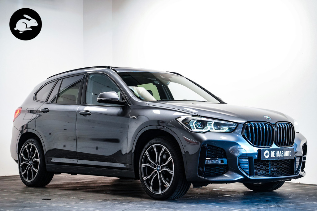 BMW X1 xDrive25e M Sport|Pano dak|Trekhaak|Head up|Camera|19 inch 55503715-0.jpg | De Haas Auto