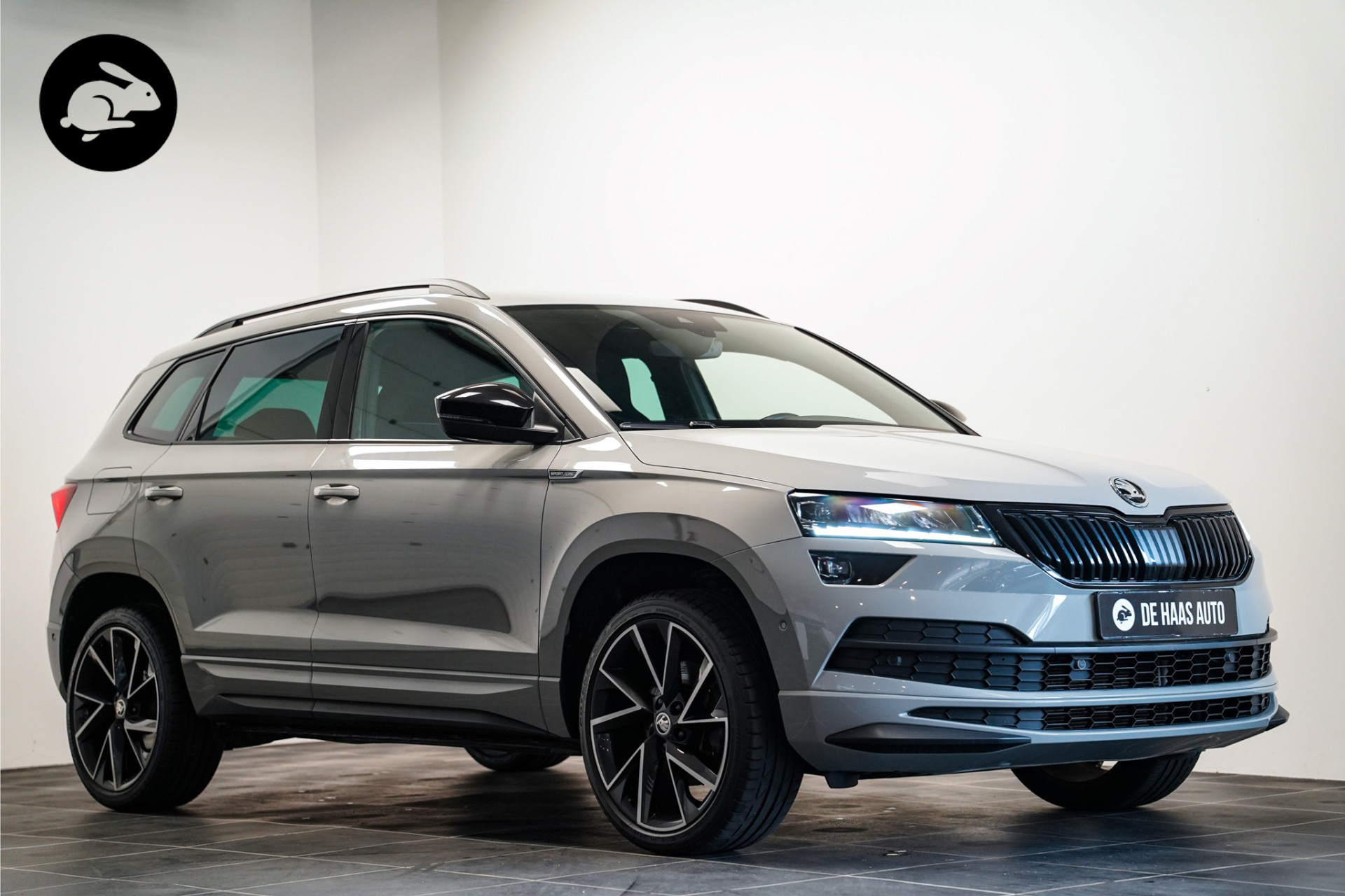 Škoda Karoq 1.5 TSI Sportline/Steel Grey!/19 inch/Acc/Apple car play 45911606-0.jpg | De Haas Auto